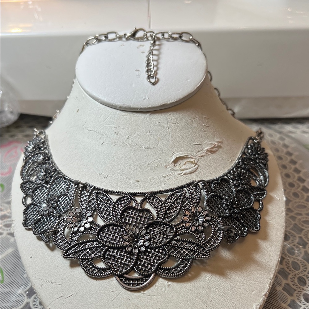 Elegant Silver Floral Necklace